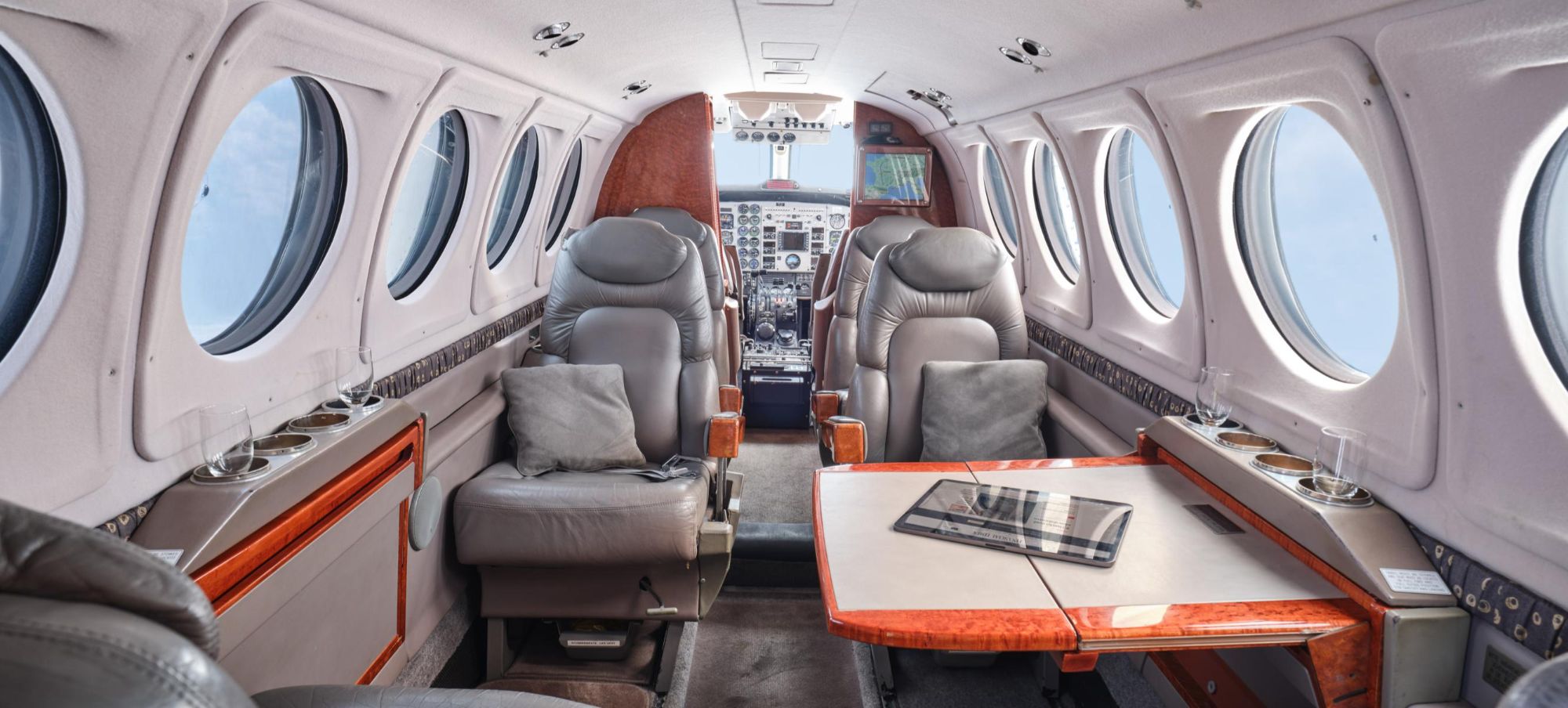 images/Aircrafts/Beechcraft King Air/1999 Beechcraft KingAir B200 sn BB-1672 Specifications 3.jpg